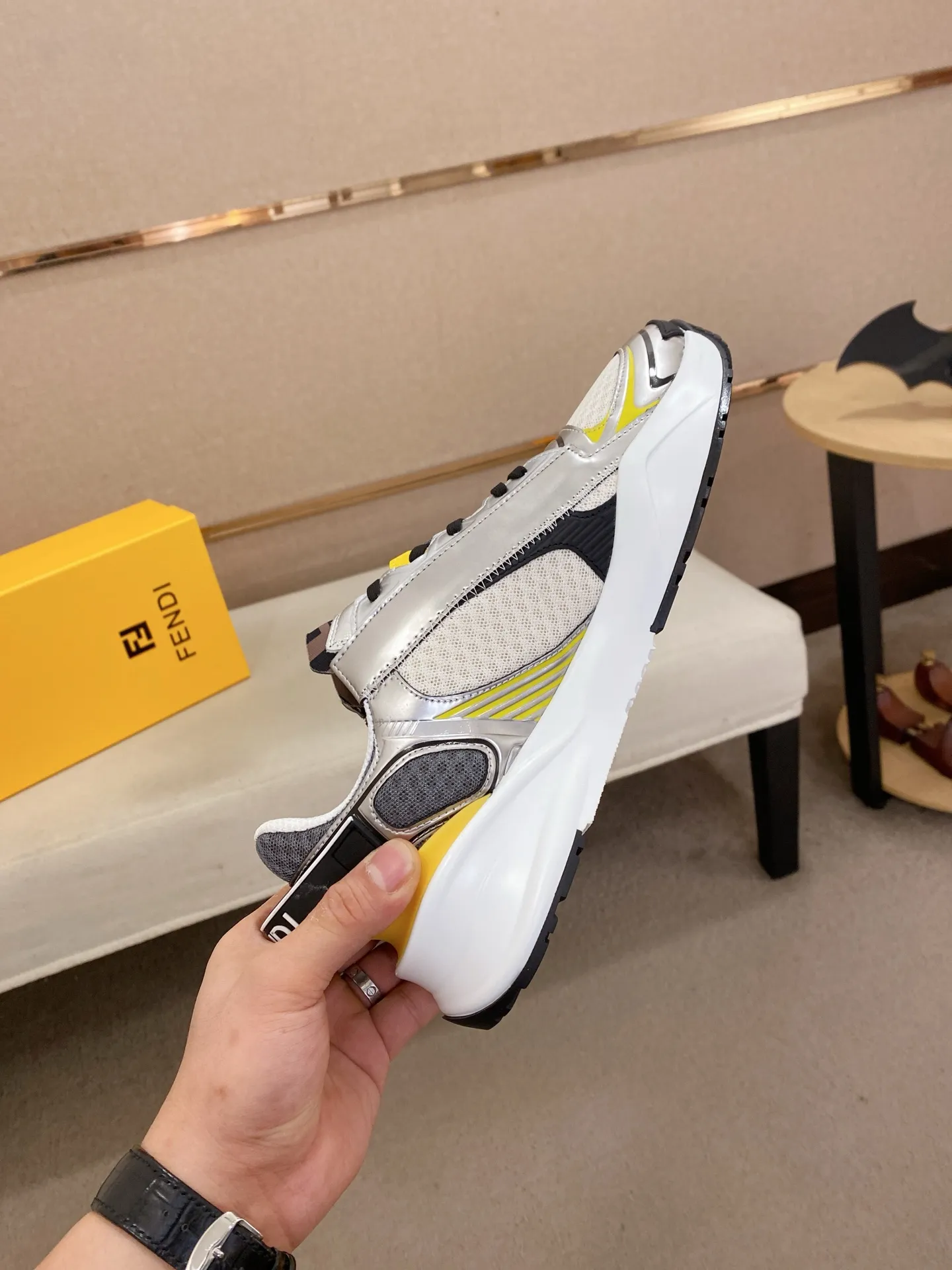 Men's shoes💰: 540💰(Higher version) [Fendi] Fendi's latest casual shoes for men! Available at counters simultaneously! A one-to-one replica of the original. Made entirely of imported top-grain calfskin, the interior is made of top-grain water-dyed cowhide, and the original factory-supplied rubber outsole. Leading new fashion concepts. Matching code: 38-44 can be customized, 45 is not returnable!